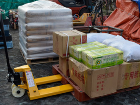 超市使用手動(dòng)液壓搬運(yùn)車(chē)向訂貨公司送貨