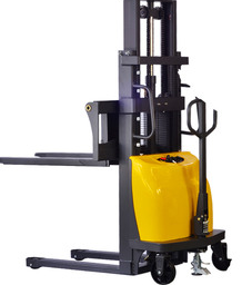 三支點(diǎn)與四支點(diǎn)電動(dòng)叉車(chē)在操作性、功率和容量、成本方面對(duì)比分析