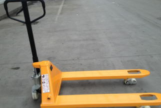 導(dǎo)致手動液壓搬運(yùn)車上升抖動的原因及解決方案