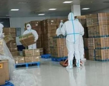 為保供，消防員利用手動液壓搬運車調(diào)運物資