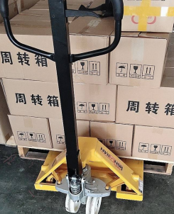 工廠庫房比較擁擠，用手動(dòng)托盤搬運(yùn)車比較適宜