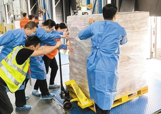 衡陽食品廠倉庫使用冠航手動(dòng)叉車搬運(yùn)貨物