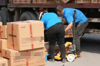 秦皇島臨期食品倉庫手動(dòng)叉車搬運(yùn)貨物