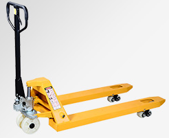 貨站內(nèi)手動叉車貨物搬運(yùn)好幫手