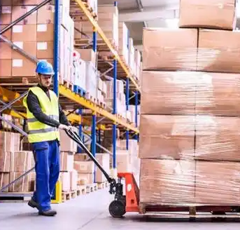 寧波物流園手動液壓搬運(yùn)車輕松完成貨物裝卸