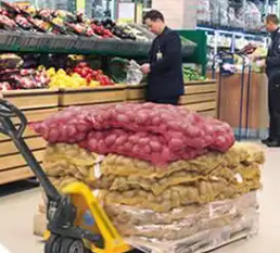 超市端午大促，手動液壓叉車解決貨物搬運(yùn)難題