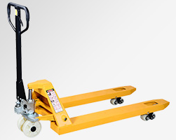 冠航手動液壓叉車用于超市端午大促貨物搬運(yùn)