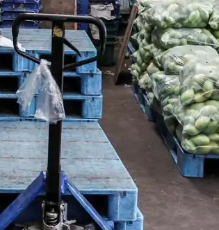 水果批發(fā)市場(chǎng)貨物搬運(yùn)神器冠航手動(dòng)液壓搬運(yùn)車