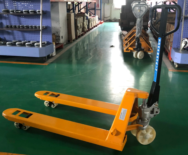超市倉(cāng)庫(kù)工作人員使用手動(dòng)液壓搬運(yùn)車搬運(yùn)貨物