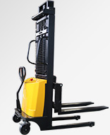 天津港口貨物裝卸電動(dòng)堆高車的應(yīng)用