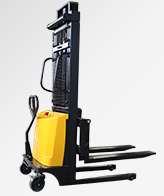 漢中物流園使用電動(dòng)堆高車(chē)裝卸貨物