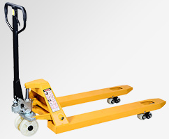 倉(cāng)儲(chǔ)物流中心使用手動(dòng)液壓搬運(yùn)車(chē)搬運(yùn)貨物