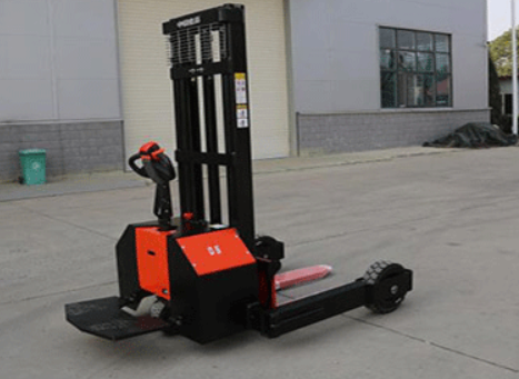 電動(dòng)叉車也有越野款，適合復(fù)雜路況的搬運(yùn)工作