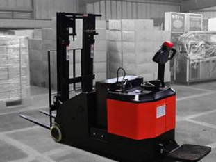 淺談電動(dòng)叉車(chē)在乳制品生產(chǎn)車(chē)間的作用和優(yōu)勢(shì)